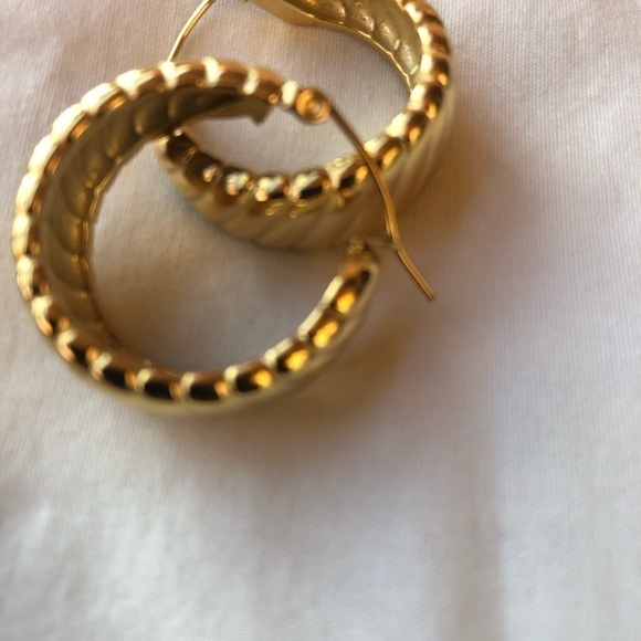 “Croissant” stainless steel gold hoops - Picture 4 of 4